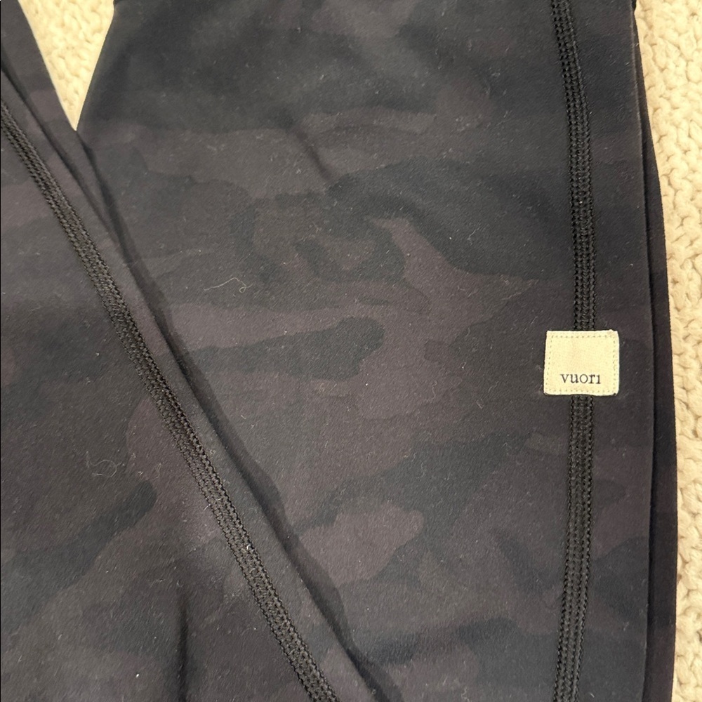 Vuori Women’s Small Black Camouflage Leggings - Picture 3 of 7